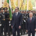 (Foto, video): Vučić u zvaničnoj poseti Uzbekistanu, na bilbordima u Taškentu poruke dobrodošlice: Položio venac na Spomenik…