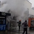Samo je odjednom počeo da kulja gust dim: Zapalio se kiosk brze hrane u centru Čačka (FOTO)