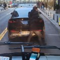 (Foto, video) Mercedesom ušao u zabranjenu traku, pa napravio kolaps u centru Beograda Autobusi stoje u koloni, grupa ljudi…