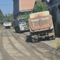 Asfalt stiže posle godinu dana lažnih obećanja i uništenih automobila: Počeli radovi u Železničkoj ulici