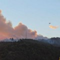 Požar kod Bovanskog jezera se ne širi, izgorele tri vikendice: „Uzrok ljudski faktor“?