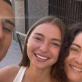 "Moja 2. mama" Dirljiv prizor iz Španije: Sara grli Muratovu majku, evo kako uživaju nakon rijalitija