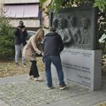 Kolege položile cveće na spomenik ubijenim šabačkim novinarima: "Za nezaborav Dejana, Bore, Amidže i Sretana"