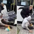 Жена избацила мушкарца из аутобуса па га крвнички претукла: Остали путници немо посматрали док га је газила (Видео)