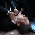 Lider opozicije uboden nožem u vrat Užas u Južnoj Koreji: Napadač odmah uhapšen! (uznemirujuće)