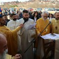 Veliki broj vernika okupio se ispred crkve Pokrova Presvete Bogorodice u Krčagovu: Osvećena zvona hrama u Užicu