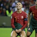 Geni su čudo: Ronaldo sa sinom u teretani, ne zna se ko je u boljoj formi (foto)