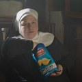 VIDEO: Reklama u kojoj časna sestra jede čips umesto hostije izazvala bes vernika