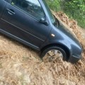 (VIDEO) Veliko nevreme pogodilo deo Hrvatske: Leteli krovovi, automobili zaglavljeni u vodi, požar