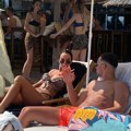 (Video) Prve slike žene od Sultana sa novim dečkom: Uhvatili smo ih na plaži u Crnoj Gori: On puca od mišića, a ona u…