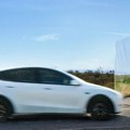 Tesla Model Y prošao kroz lažni zid na putu, Lexus RX se zaustavio