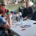 Izrada nakita od epoksi smole: Prva radionica paraćinskog Udruženja distrofičara (foto)