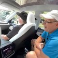 Kliknuo je za napojnicu u Teslinom robotaksiju - odgovor na ekranu ga je nasmejao VIDEO