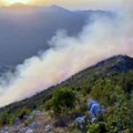 Trebinje: Vatra nadomak kuća - helikopter, vatrogasci i meštani vode borbu sa požarom