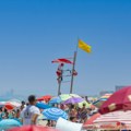 Znate li šta znači žuta zastava sa crnom tačkom na plaži? Znak koji turisti ignorišu može vas koštati života!