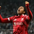 Novo fudbalsko čudo! Sa samo 16 godina pogodio za Liverpul, pa stao uz rame sa legendom Premijer lige