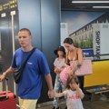 Prve fotografije nikolije i relje sa ćerkama: Uslikali smo ih na aerodromu, mlađa se odvaja od tate, a starija prati modu kao…