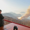 Severna Koreja objavila da je testirala motore rakete koja može da stigne do kopna SAD