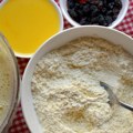 (Video) Ovo je prava đurđevdanska torta: Obiluje bananama i svežim crvenim voćem, a brže od ovoga ne može!