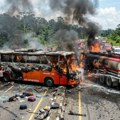 Najmanje 16 mrtvih u stravičnoj nesreći: Buknuo požar nakon sudara autobusa i cisterne za gorivo
