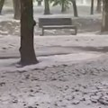 (Video) Ni najstariji građani ne pamte ovakav grad! U ovom delu Srbije kao da je decembar: Sve se beli, a ledenice teku niz…