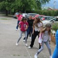 Deca se igraju lastiša i klikera u dvorištu: Lepa slika iz jedne škole u Čačku FOTO
