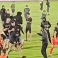 (Video) Užasne scene! Navijači utrčali na teren i tukli igrače, trener Kragujevčana podneo ostavku