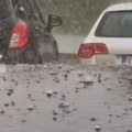 Apokaliptični prizori nevremena u Srbiji, opustošilo još jedno mesto! Tukao i grad, saobraćaj u kolapsu - auta se jedva…