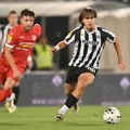 Uživo, Partizan - Radnički 1923: Partizan gubi sa igračem više, Zvezdin napadač za muk Humske