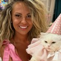 (Foto) Torta u obliku srca, baloni i posebna dekoracija: Naša pevačica mački proslavila 18. rođendan pa se oglasila: "Slavlje…