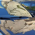 Čitaoci javljaju: Sa zgrade bacili balon od 5 litara pun vode na automobil