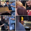 Unuka nosi sliku, sin Darko nosi oficirsku sablju, unuka sliku: Ko je predvodio povorku Ratku Mladiću (foto)