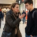 Čekala sam dete 15 godina, a ono mi lupa šamare! Šou u tržnom centru u Pančevu: Majka tukla dete da ga vaspita