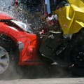 Teška saobraćajna nesreća u Sremskoj Kamenici: Smrskani i prevrnuti automobili, povređene četiri osobe (VIDEO)