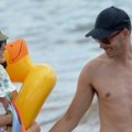 Paparazzo Bogata naslednica uhvaćena na plaži sa sinom i mužem, Paris fura opanke