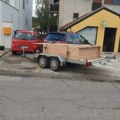 Srećom niko nije povređen: INcident u Zrenjaninu, otkačila se natovarena prikolica i udarila u parkirane automobile (foto)