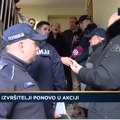 Sprečeno iseljenje žene (70) u centru Beograda: Izvršitelj došao sa policijom i bravarom, aktivisti mu blokirali prolaz ka…