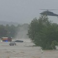 Austrijska vojska digla crnog jastreba! Dramatična akcija helikoptera na poplavljenom putu, dvoje ljudi spaseno sigurne smrti