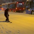 Snoubording na ulicama Nemačke: Neki uživaju, dok vozači proklinju ovu zimu! Sneg napravio potpuni kolaps u dve evropske…