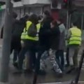 Pretučen čovek u NOVOM Sadu, pred ćerkom koja vrišti od straha: Jeziv snimak sa protesta (video)