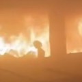 Udar na školu u gazi: Dete beži iz požara, 30 mrtvih nakon izraelskog napada (video)