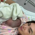 Pevačeva žena blista u porodilištu: Izgleda kao da se nije ni porodila, isplivala prva fotografija sa sinom