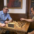 Vučić objavio fotografiju iz Predsedništva: Evo šta radi dok traje protest (foto)