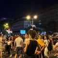 Blokada više raskrsnica u Novom Sadu, građani postavili ograde i kontejnere