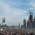 "Nećete verovati čija muzika trešti sa zvučnika!" Šok scena sa hipodroma pred početak Tompsonovog koncerta