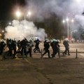 UŽIVO (FOTO, VIDEO) Protest „Srbija se umiriti ne može“: Na Novom Beogradu policija bacila suzavac i šok bombe, incidenti u…