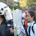 FOTO i VIDEO: Policija potiskuje građane ispred DIF-a, nekoliko studenata ušlo i zgradu preko nadstrešnice