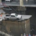 (Foto, video): Pukla cev, otvorila se zemlja i progutala automobile i bandere! Zabeležena scena koja ledi krv u žilama, put…