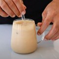 VIDEO: Ledena kafa sa tahinijem - orašasto osveženje koje osvaja društvene mreže