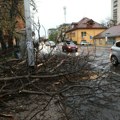 (Foto) Vetar sa orkanskim udarima u Zagrebu: Obustavljena nastava u školama, grad poziva na oprez